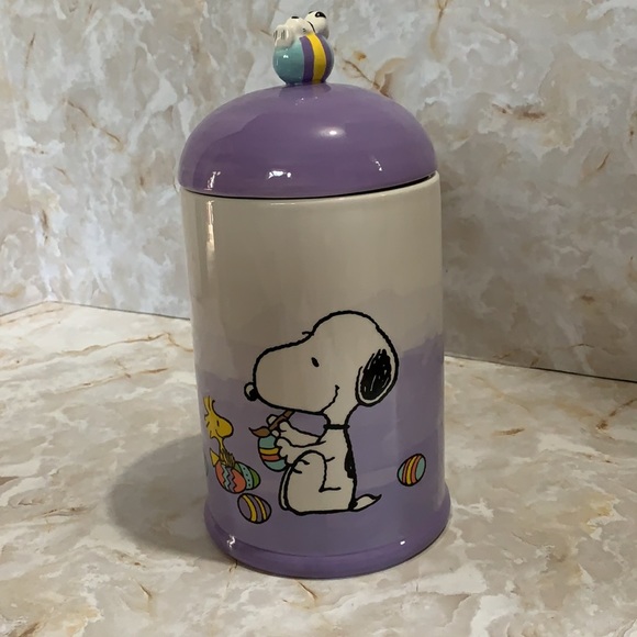 Peanuts: Snoopy Easter theme cookie canister